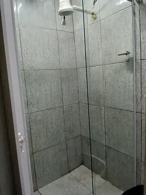 Box de correr em vidro temperado com esquadria branca