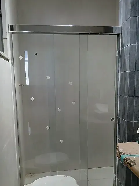 Box de correr em vidro temperado com esquadria cromada
