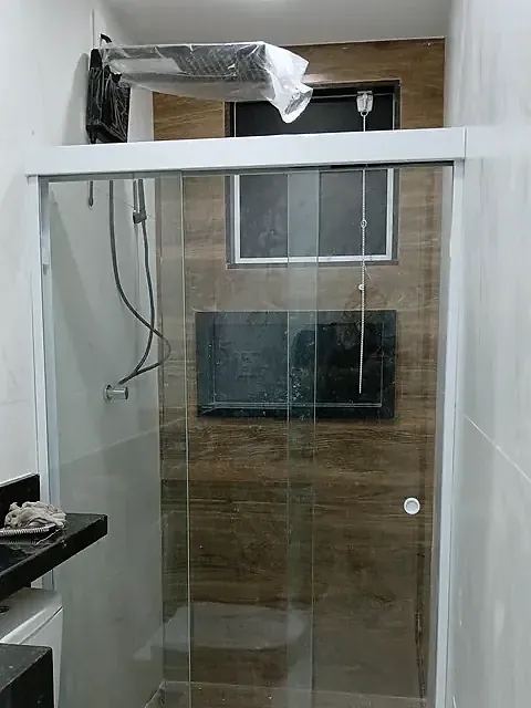 Box de correr com revestimento amadeirado