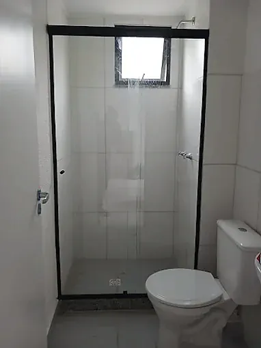Box de correr em vidro temperado com esquadria preta