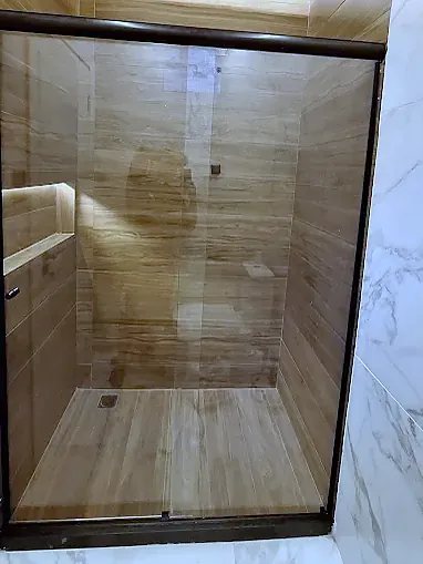 Box de correr em vidro temperado com esquadria preta