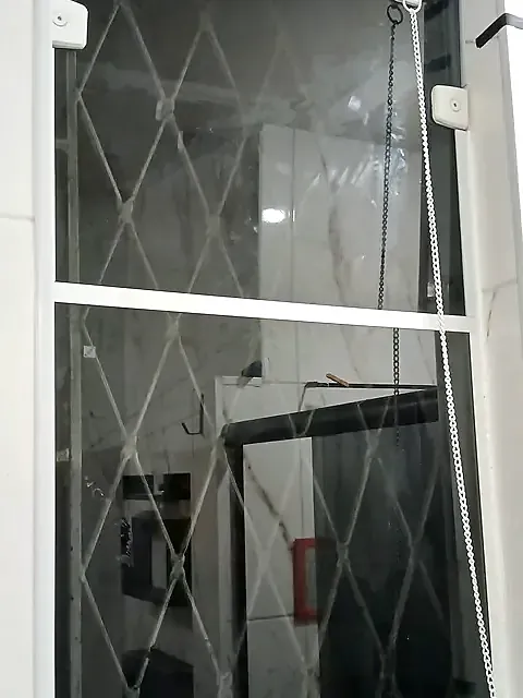 Basculante com vidro fixo fumê e grade de proteção