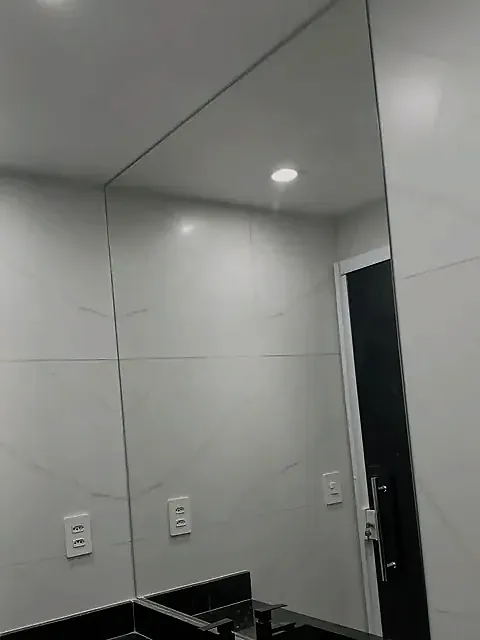 Espelho de banheiro sob medida sobre bancada