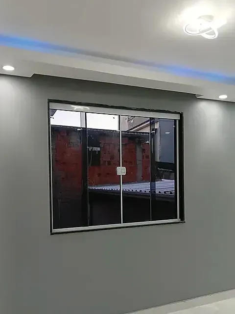 Janela de correr com esquadria preta