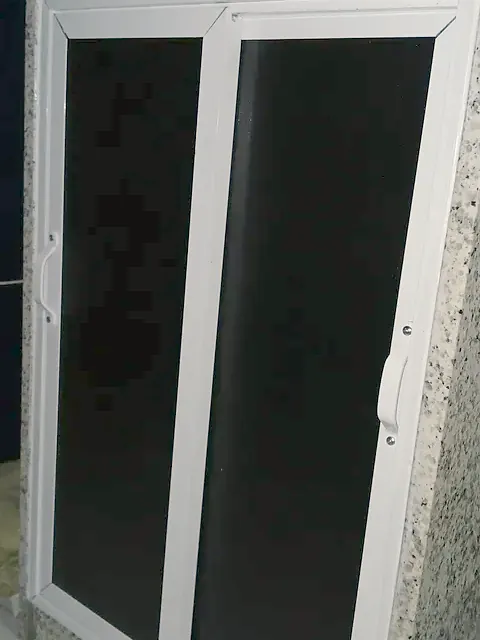Detalhe da fechadura de correr no fechamento em vidro temperado