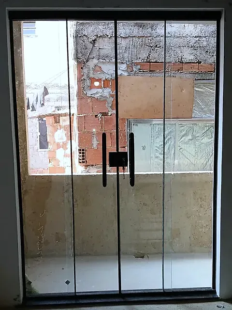 Porta de correr com 4 folhas de vidro temperado