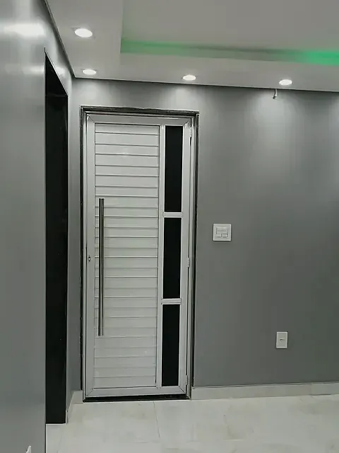 Porta em lambril com fechadura