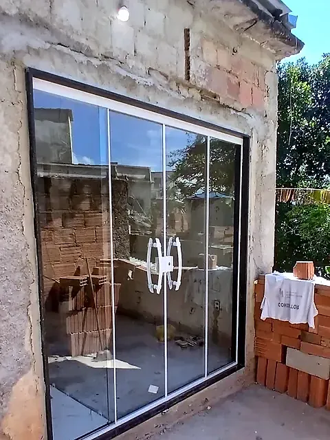 Porta de vidro temperado em vão externo