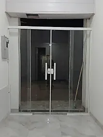Porta de vidro temperado em entrada comercial
