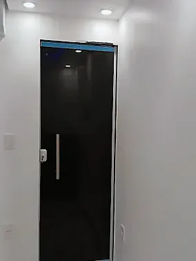 Porta de vidro temperado fumê com puxador em inox